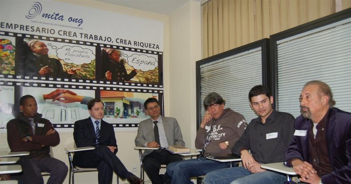 NOTA DE PRENSA Y FOTO REUNIÓN DE VICECONSEJERO DE INMIGRACIÓN CON MICROEMPRESARI