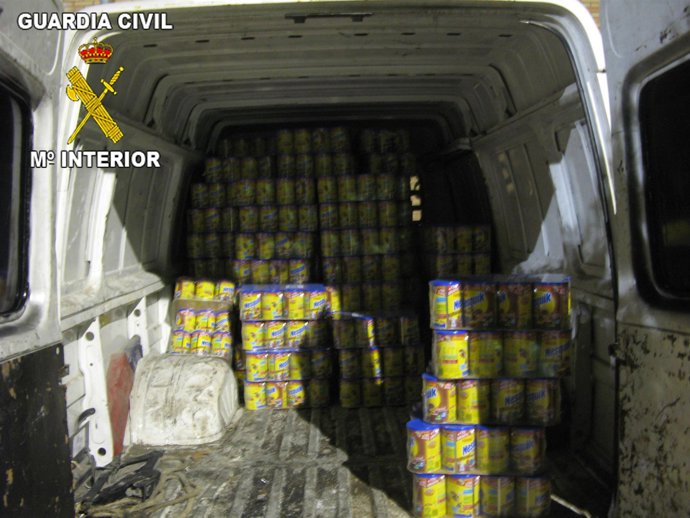 Latas de cacao que ha sido recuperado por la Guardia Civil de Jaén