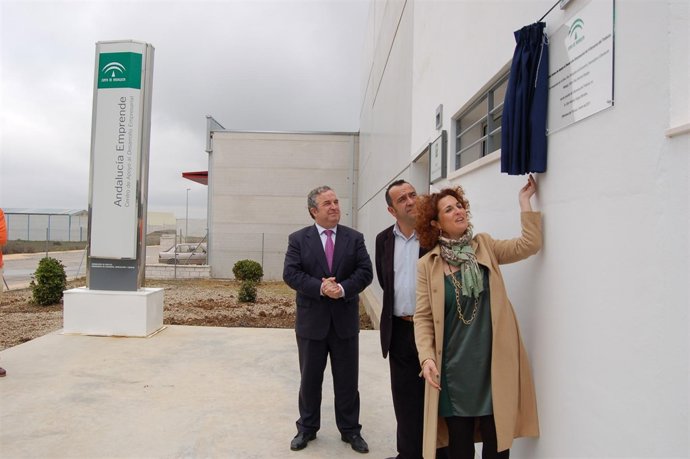 El presidente de la Diputación de Málaga, Salvador Pendón; la delegada provincia