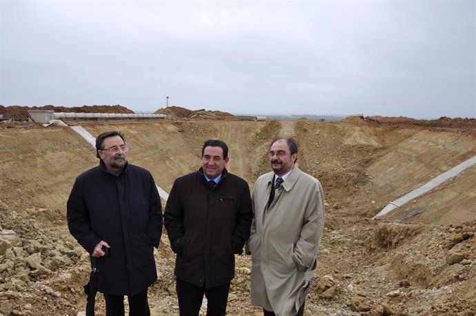 El consejero Alfonso Vicente --en el centro-- y el alcalde de Ejea, Javier Lambá