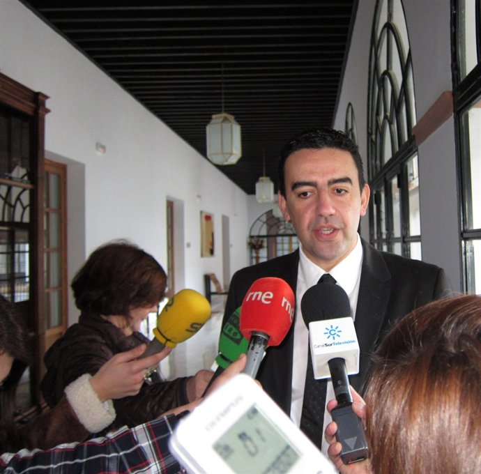 Mario Jiménez, en declaraciones a los medios en el Parlamento