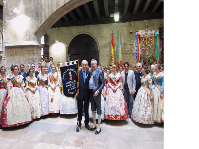 Blasco junto a Barrachina y el resto de Convento Jerusalén tras la recepción en 