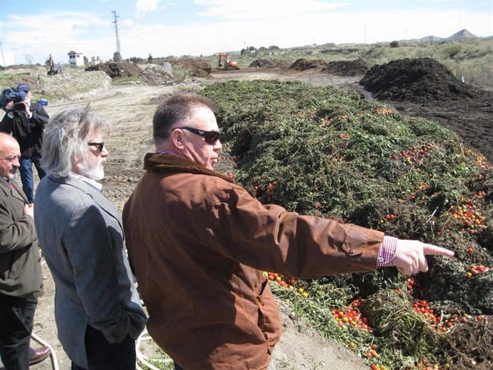 1.El delegado de Agricultura, Juan Deus, el alcalde de Tabernas, Antonio Úbeda, 