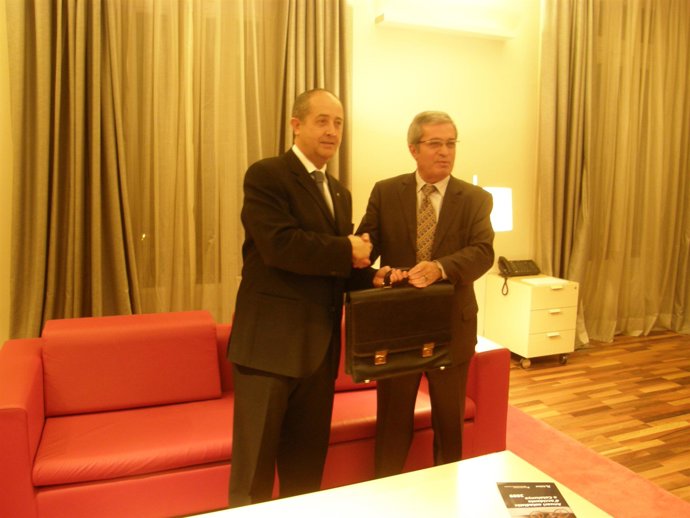 Traspaso de carteras de Interior entre Saura y Puig