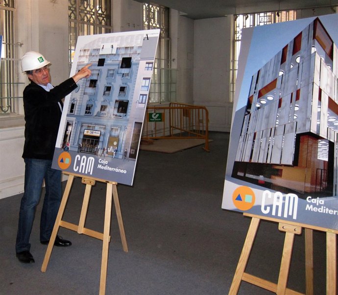 El arquitecto enseña los bocetos de la futura sede