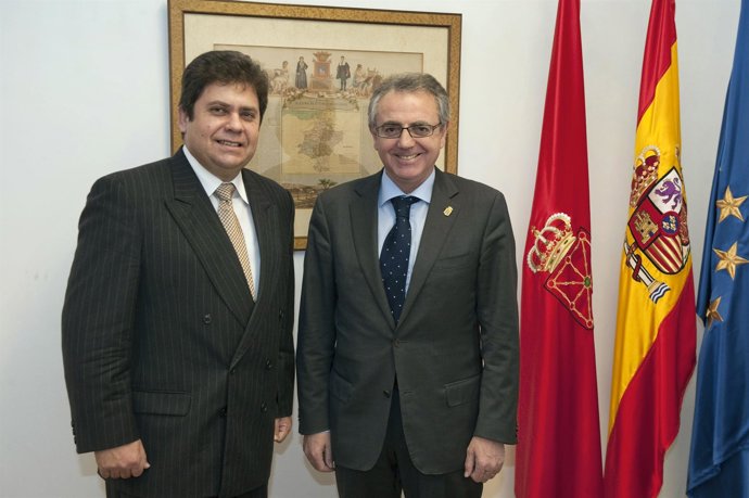 El embajador de Cuba en España y el presidente del Gobierno de Navarra.