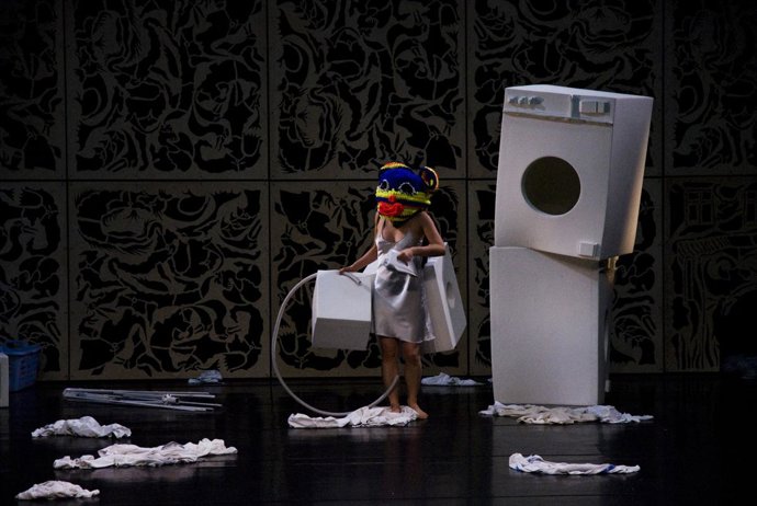 Needcompany & Grace Ellen Barkey presenta 'This door is too small (for a bear)' 