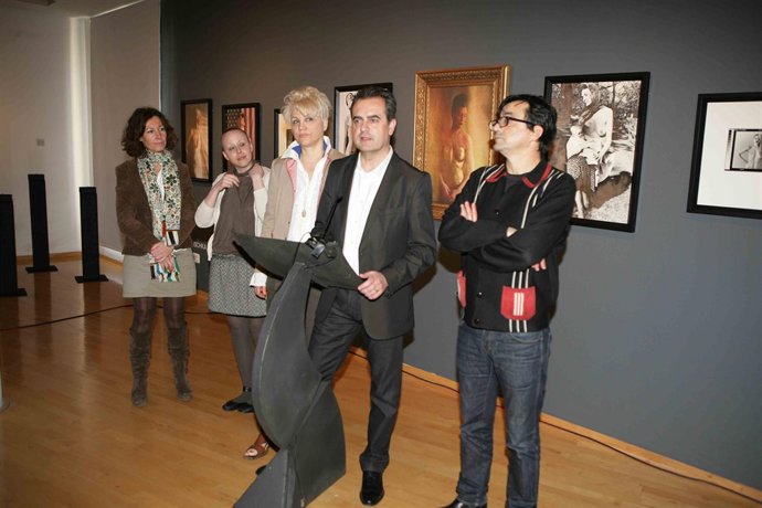 Presentación de Fotomanías 2011 con el director de la delegación de Cultura de l