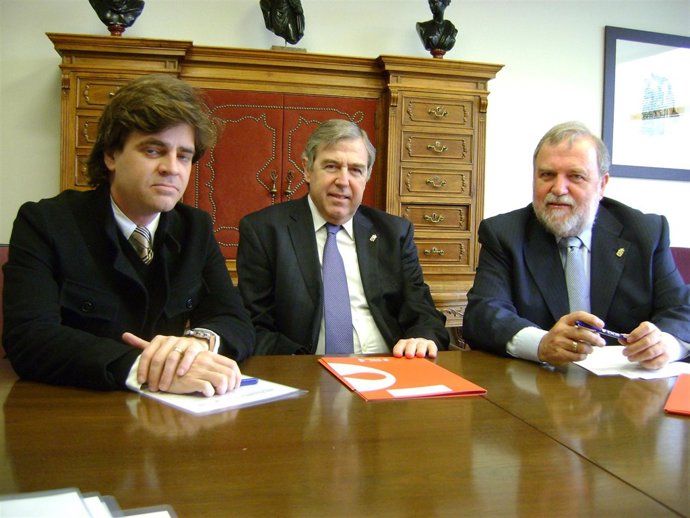Muro, consejero Roig y Ruiz Ciruelos, en la firma del convenio.