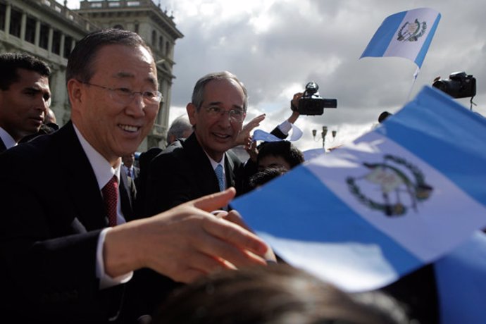 El secretario general de la ONU, Ban Ki Moon, con el presidente de Guatemala, Al