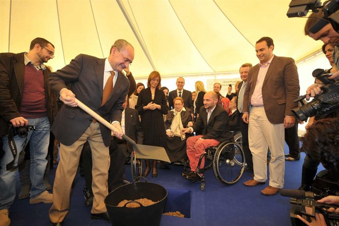 El alcalde, Francisco de la Torre, y la delegada del Gobierno andaluz, María Gám