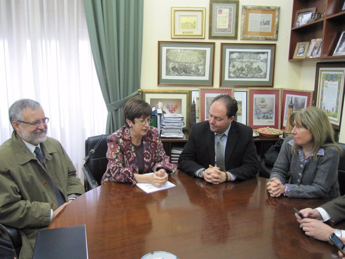 La consejera de Salud, Luisa Noeno, se reúne con el alcalde de Calatayud, Víctor