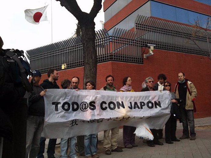 Ecologistas en la embajada de Japón