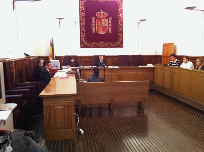 Juicio a mujer acusada de matar a la mujer para la que trabajaba