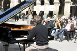 Exhibición de piano en la calle 