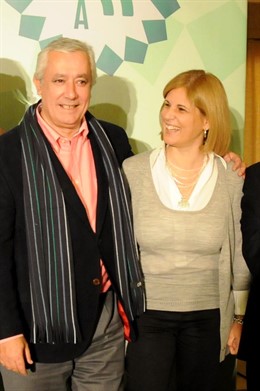 El presidente del PP-A, Javier Arenas, junto a la candidata del PP a la Alcaldía