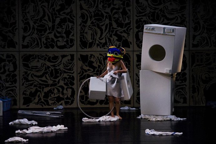 Needcompany & Grace Ellen Barkey presenta 'This door is too small (for a bear)' 