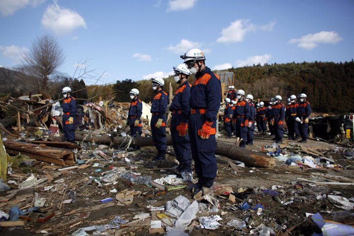 Equipos de rescate guardan un minuto de silencio por terremoto en Japón