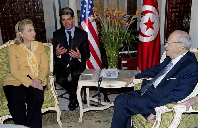 Clinton con el presidente interino de Túnez, Fouad Mebazaa