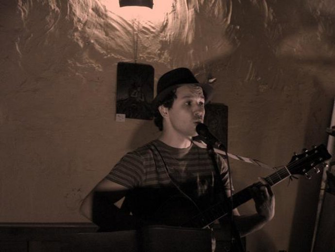 El cantautor Alfonso Salas durante un recital