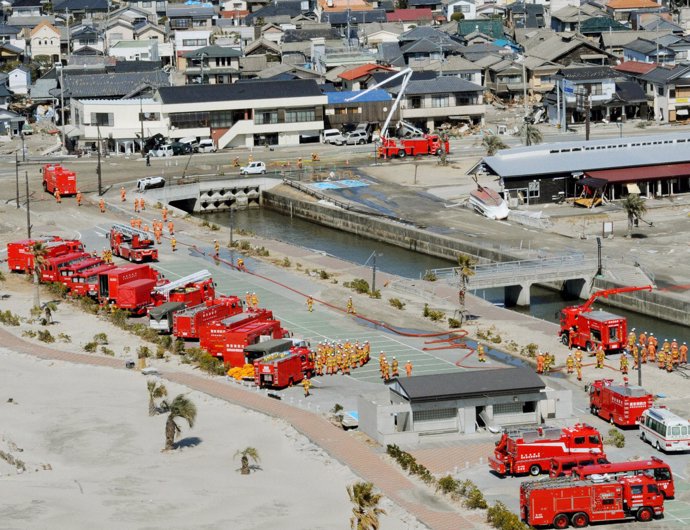 Camiones cisternas vierten agua sobre Fukushima