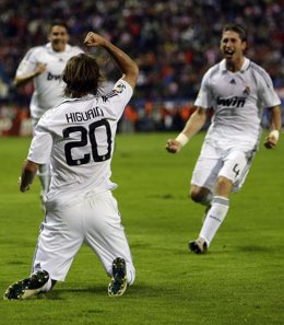 El Real Madrid se lleva un derbi 'loco' en el principio y el final