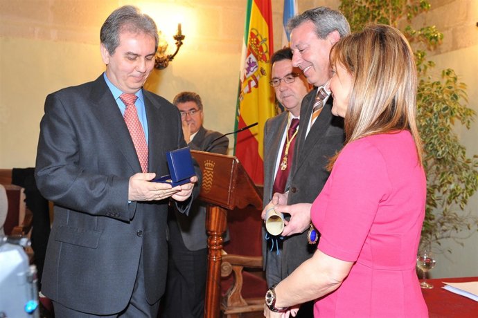 El consejero de Educación, Francisco Álvarez de la Chica, y la alcaldesa de Jere