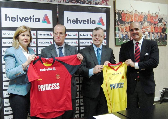 Representantes de Helvetia Seguros y de la Federación de Hockey en la firma del 