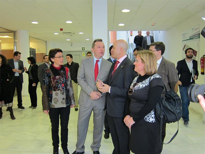 La delegada provincial de la Junta en Almería, María Isabel Requena, el consejer