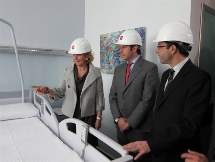 Aguirre y Lasquetty durante su visita al hospital