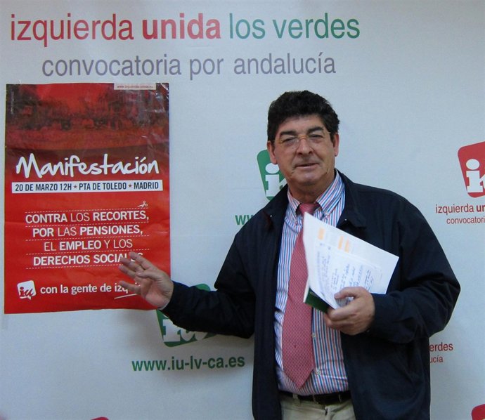 Diego Valderas, hoy junto al cartel de la movilización de IU