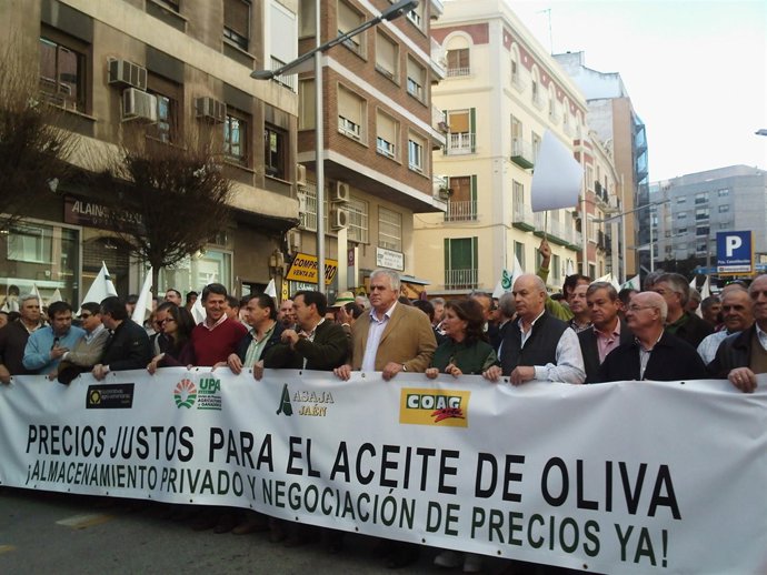Los líderes de Faeca, UPA-A, Asaja y COAG encabezan la manifestación para pedir 