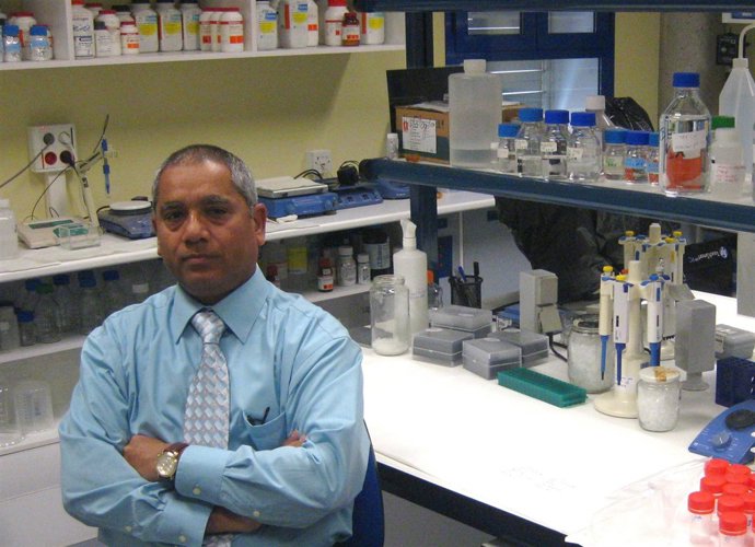 El investigador Zafaruddin Khan en el laboratorio de la UMA