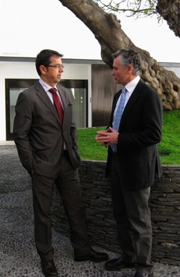 El consejero de Cultura, Paulino Plata, y el director general de la Empresa Públ