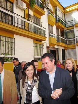 Beatriz Corredor y Juan Espadas visitando un bloque de viviendas en el casco ant