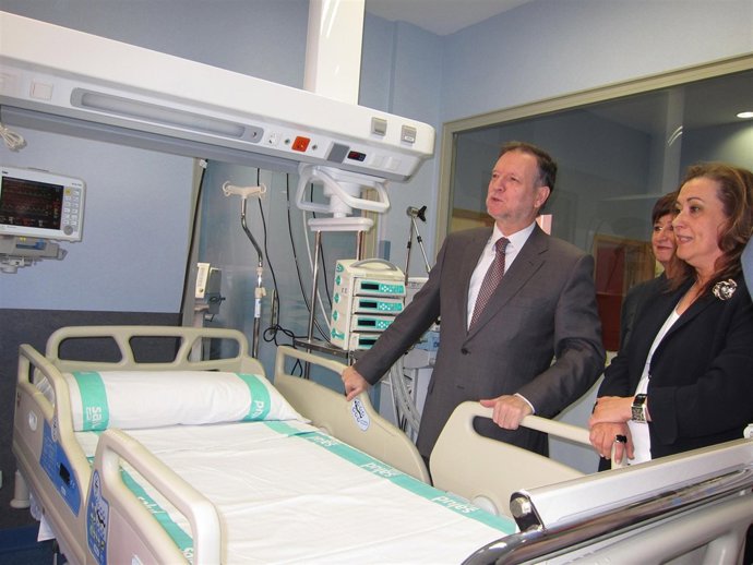 El presidente Marcelino Iglesias en una de las nuevas habitaciones del Hospital