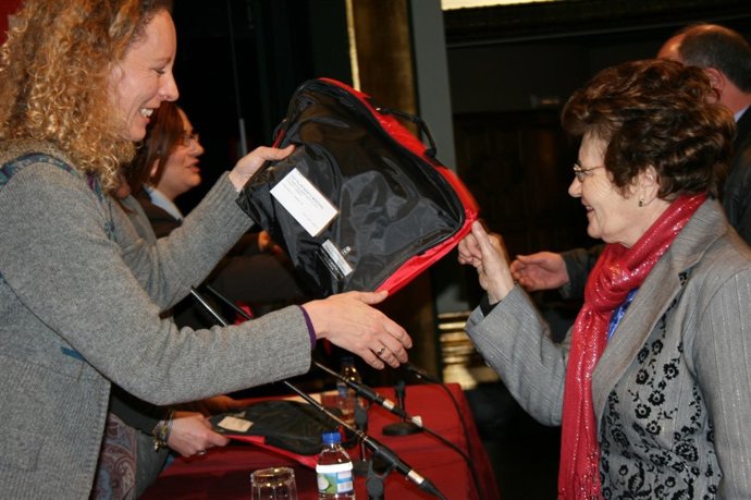 Entrega de llaves a una propietaria