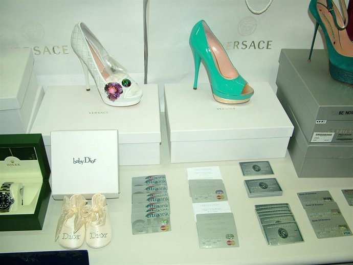 Algunos de los objetos comprados en Marbella con tarjetas falsificadas
