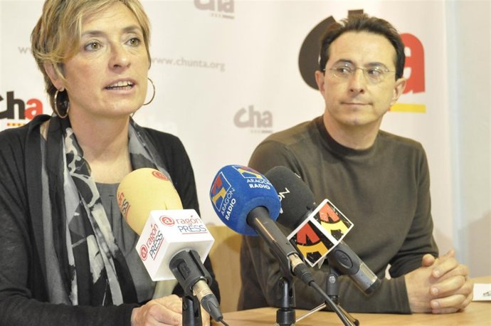 La presidenta de Chunta Aragonesista (CHA), Nieves Ibeas, y el responsable de as