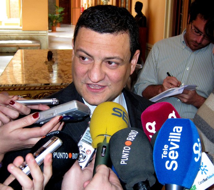 Manuel Rey atiende a los medios 