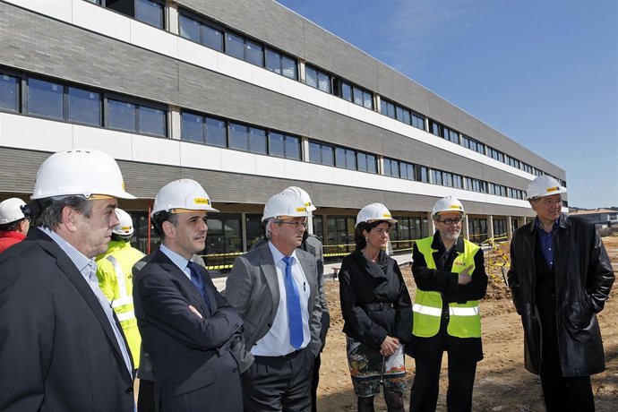 El consejero Catalán visita las obras de construcción del IES Tierra Estella. 