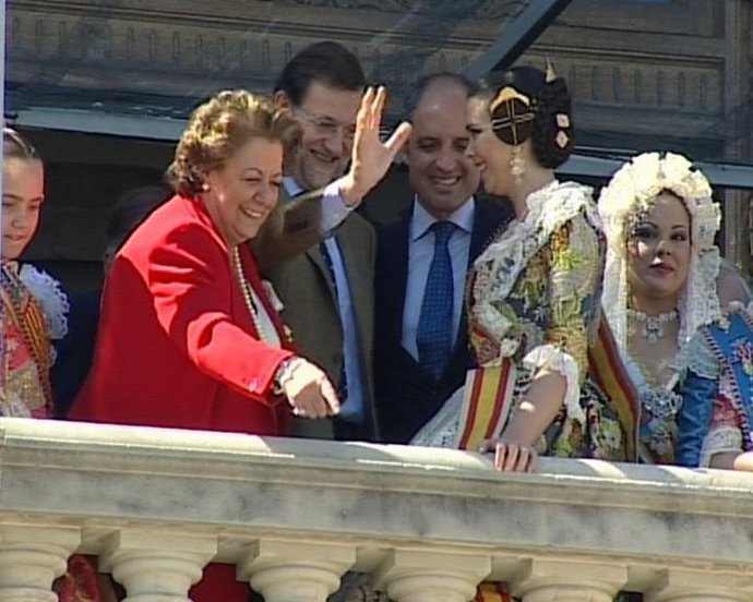 Barberá, Rajoy y Camps junto a la Fallera Mayor 2011 en la 'mascletà'