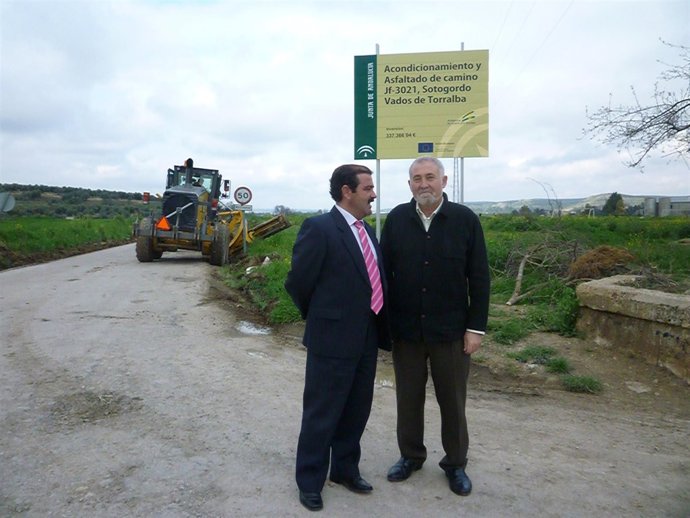 El delegado de Medio Ambiente en Jaén, José Castro, y el alcalde de Villatorres,