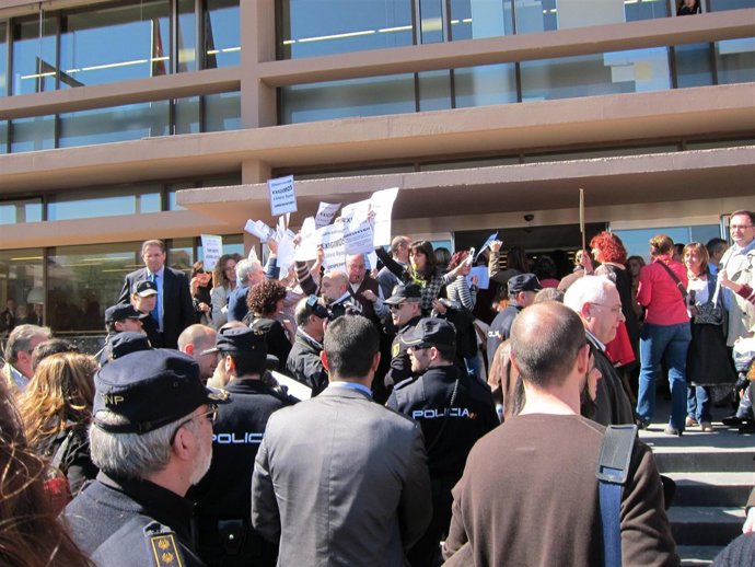 Funcionarios protestan contra Granados