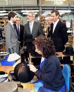 Ávila visita la fábrica de sombreros Isesa en Salteras