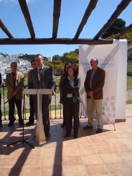 Antonio Muñoz inaugura la oficina de información turística de Casares