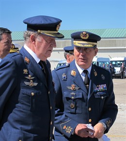 El Rey junto al Jefe del Estado Mayor del Ejercito del Aire
