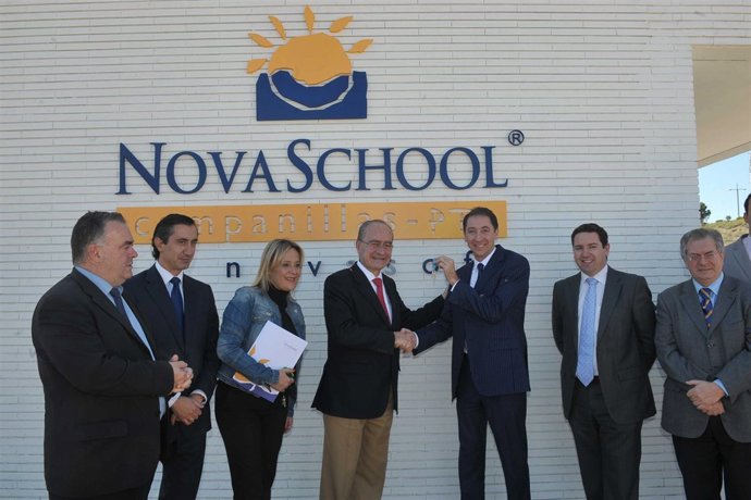 El alcalde de Málaga, Francisco de la Torre, entrega a Novavaschool