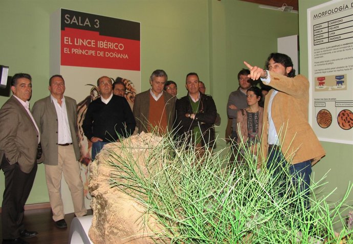 Asistentes a la inauguración del Centro de Interpretación del Lince Ibérico en A