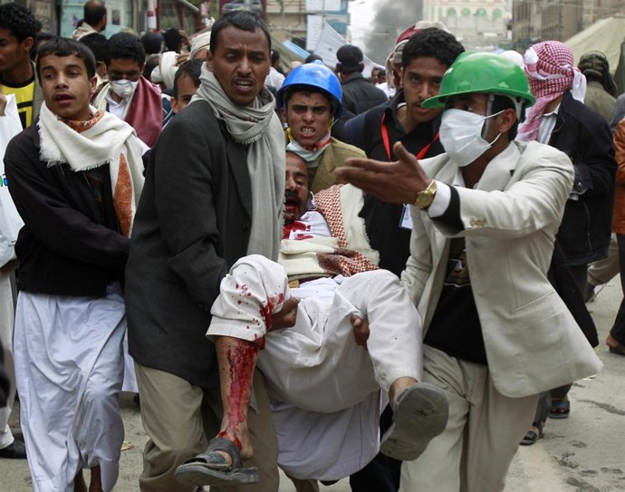 Manifestantes antigubernamentales yemeníes tiroteados
